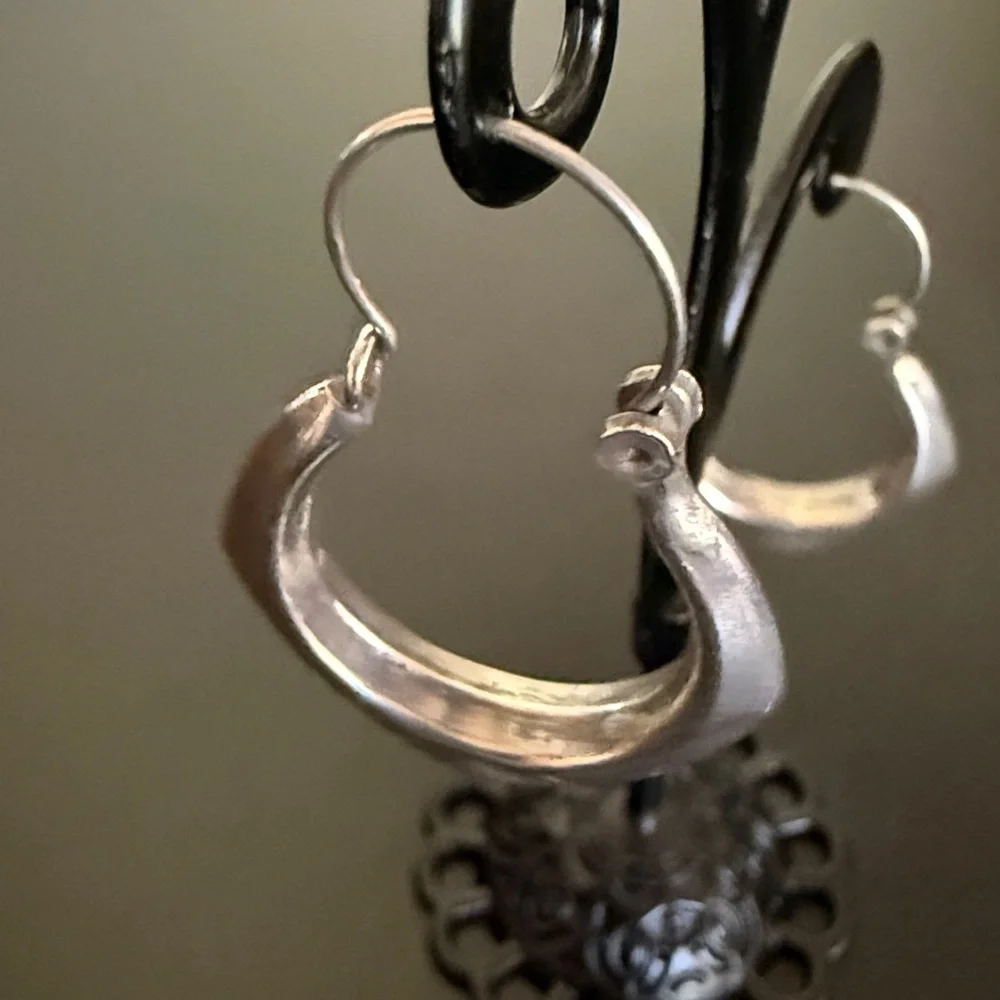 Vintage Handmade Silver Hoop Earrings with hammered detail - Picture 6 of 11